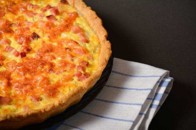 piatto con quiche lorraine