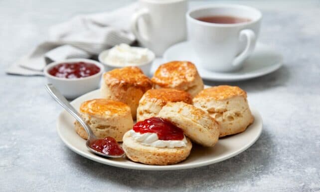 piatto di scones con panna e marmellata