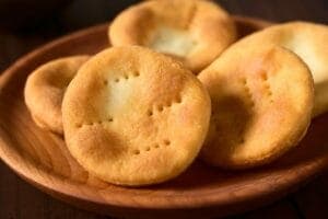 Sopaipillas su tagliere in legno