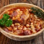 piatto di spezzatino con fagioli