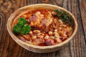 piatto di spezzatino con fagioli