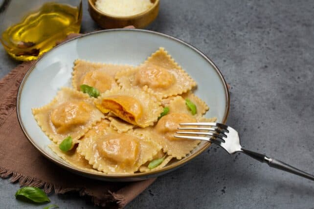 piatto con tortelli di zucca gialla