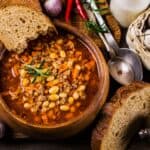 piatto di acqua cotta tipica toscana con fagioli e pane