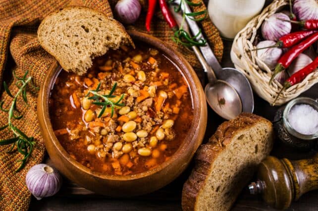 piatto di acqua cotta tipica toscana con fagioli e pane