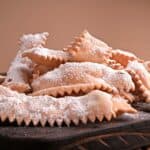 cenci di carnevale fritti su tagliere in legno - chiacchiere di carnevale