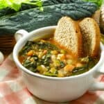 piatto di ribollita accompagnata con pane