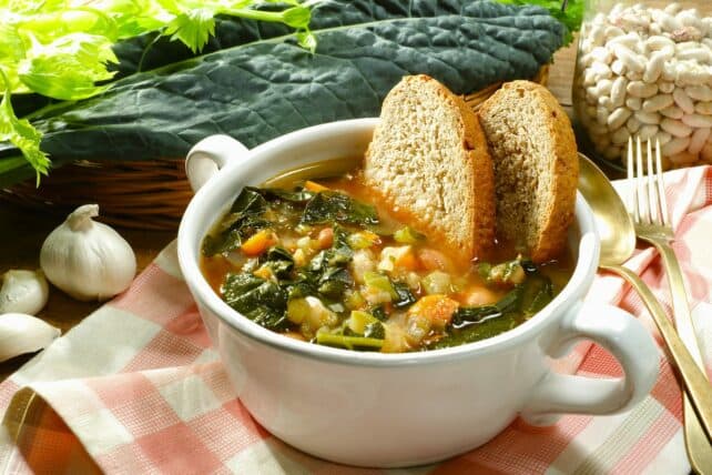 piatto di ribollita accompagnata con pane