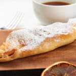 strudel di mele su un tagliere in legno