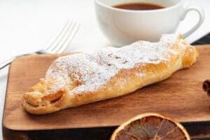 strudel di mele su un tagliere in legno