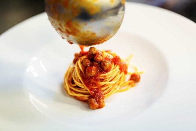 spaghetti conditi con sugo all'abruzzese