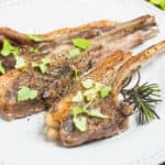 piatto di costolette di agnello aromatizzate al timo