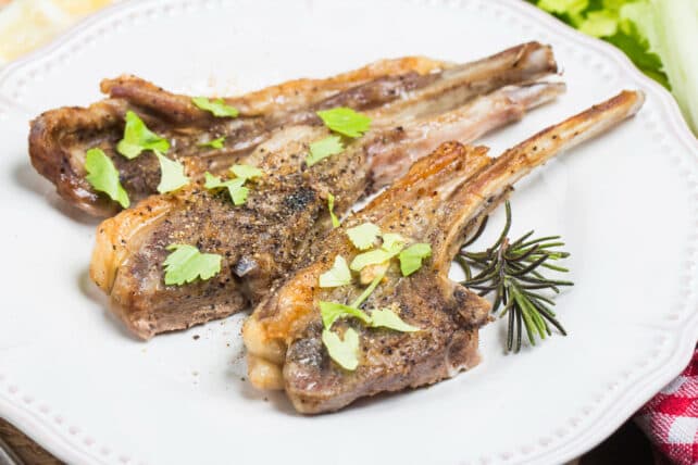 piatto di costolette di agnello aromatizzate al timo