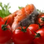 Pomodori e tonno per la preparazione di ziti