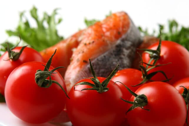 Pomodori e tonno per la preparazione di ziti