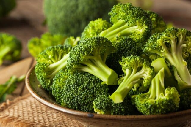 Piatto di broccoli freschi