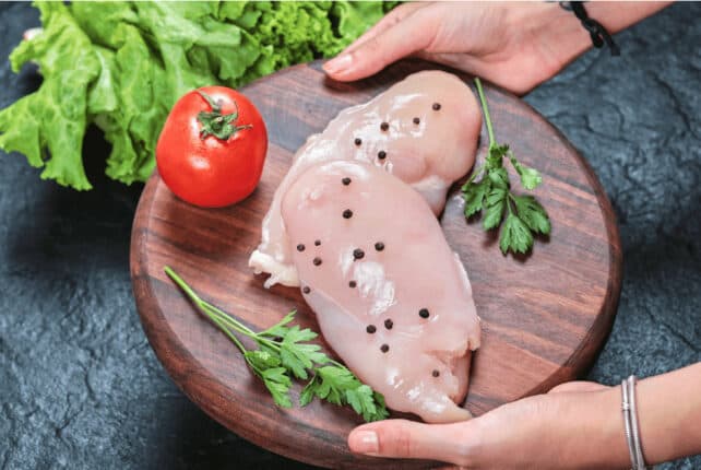 tagliere con filetti di petto di pollo per ricette facili e veloci