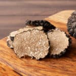 tartufo nero fresco su tagliere in legno