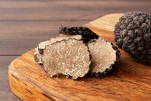 tartufo nero fresco su tagliere in legno