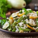 piatto di risotto con verdure, asparagi, zucchine