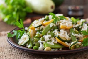 piatto di risotto con verdure, asparagi, zucchine