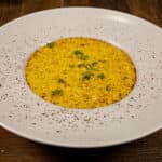 piatto di risotto allo zafferano con pepe