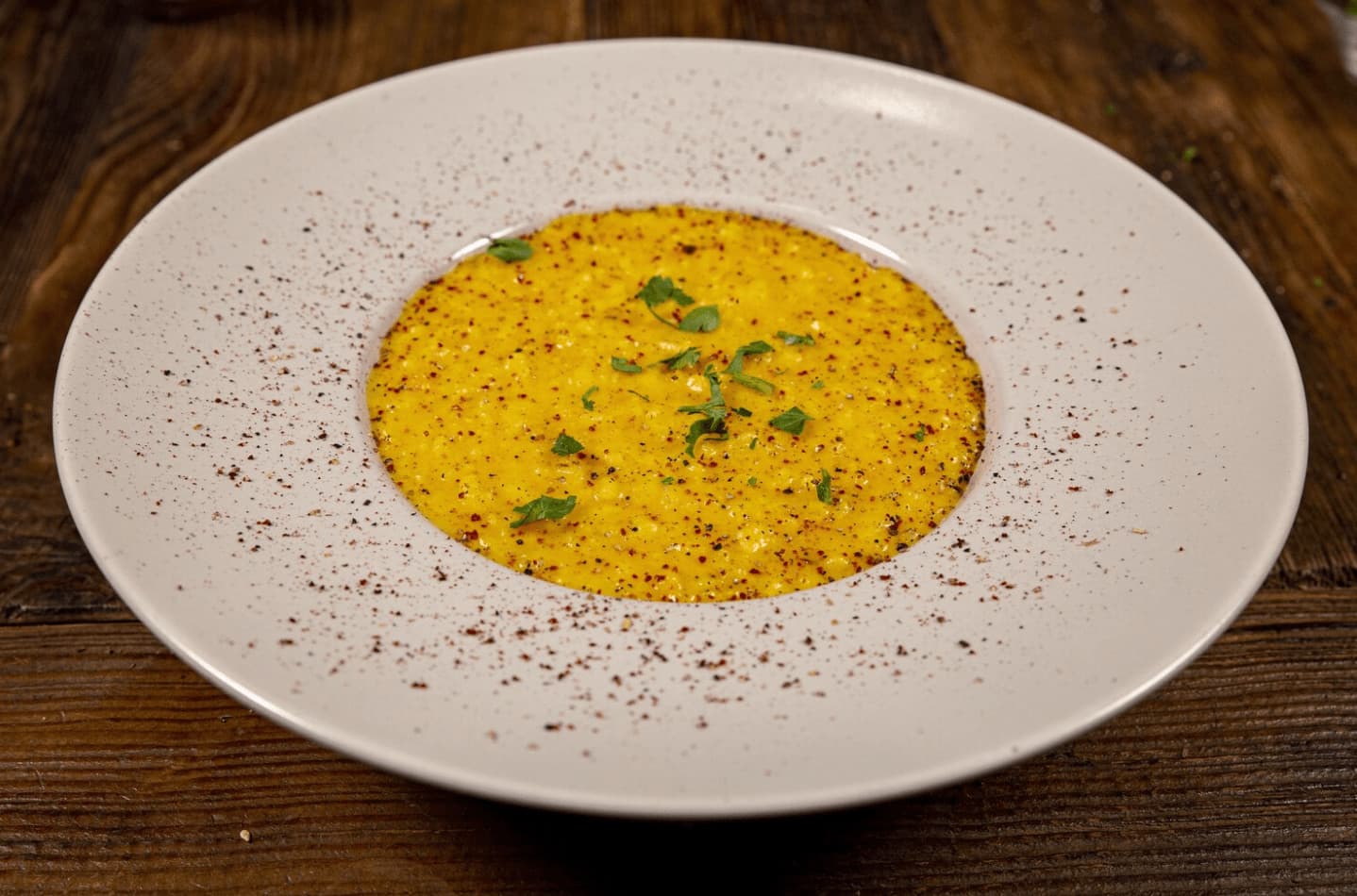 piatto di risotto allo zafferano con pepe