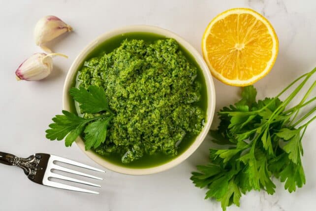 ciotola con salsa verde tradizionale