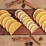 fette di limone su tagliere in legno