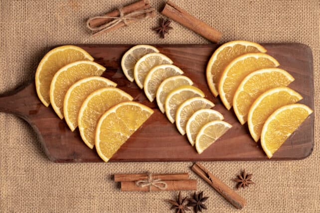 fette di limone su tagliere in legno