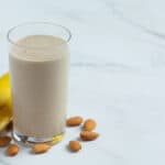 bicchiere di smoothie alla banana