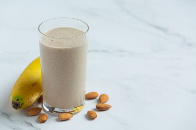 bicchiere di smoothie alla banana