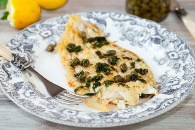 piatto con sogliola servita con salsa di capperi