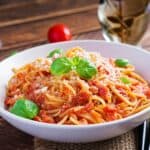 piatto di gustosi spaghetti all'amatriciana