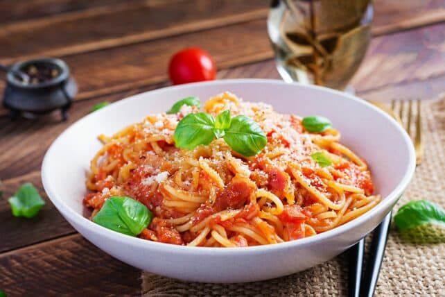 piatto di gustosi spaghetti all'amatriciana