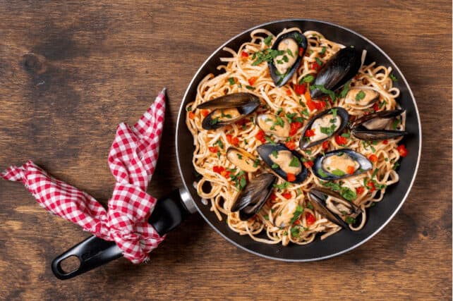 padella con spaghetti alle cozze