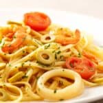 piatto di gustosi spaghetti ai frutti mare