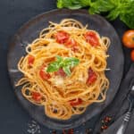 piatto di spaghetti al pomodoro fresco con basilico