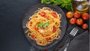 piatto di spaghetti al pomodoro fresco con basilico