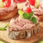 spuma di prosciutto servita su pane croccante