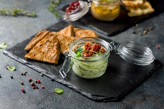 barattolino in vetro con spuma di verdure accompagnata da pane croccante