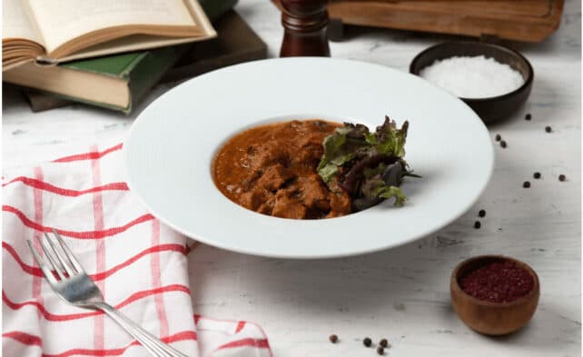 piatto con stracotto di manzo e salsa di pomodoro