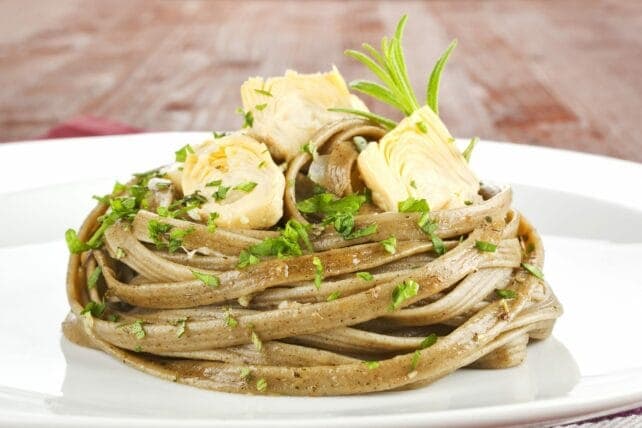 piatto di tagliatelle con carciofi e limone