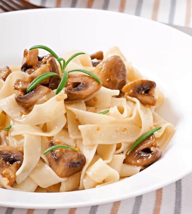 piatto di tagliatelle con piopparelli