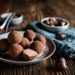 Piatto con tartufi di castagne ricoperti di cacao