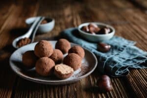 Piatto con tartufi di castagne ricoperti di cacao