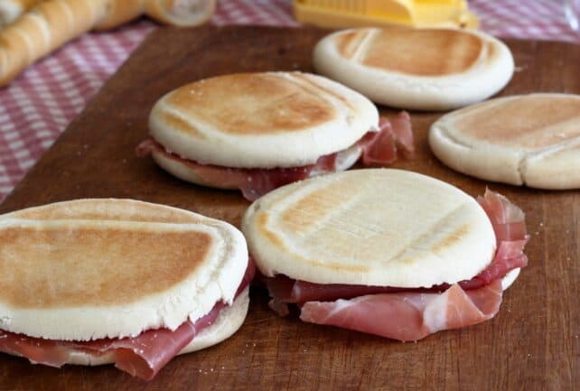 tigelle modenesi con prosciutto crudo