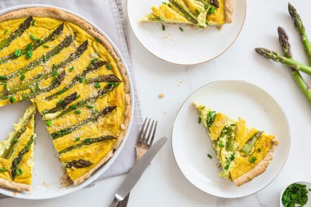 piatto con torta delicata agli asparagi