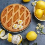 crostata con crema di limoni decorata con fiori