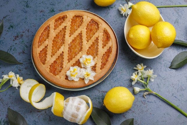 crostata con crema di limoni decorata con fiori