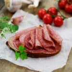 pane con salame appena affettato